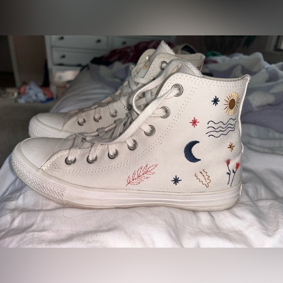 Special edition converse women’s size 8 - Picture 3 of 4